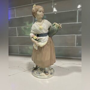 REX Valencia d’Avila Porcelain Handmade in Spain Figurine Lady holding Vase